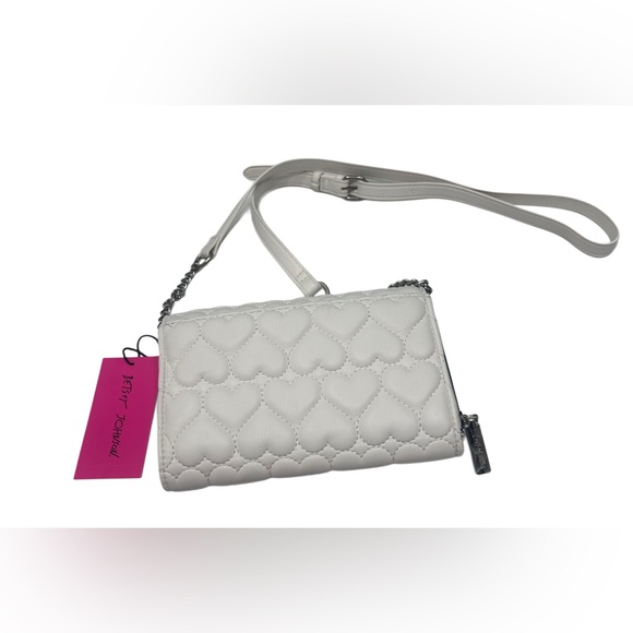 Betsey Johnson Landon Quilted Heart Crossbody W Chain Strap White NWT - Picture 3 of 4